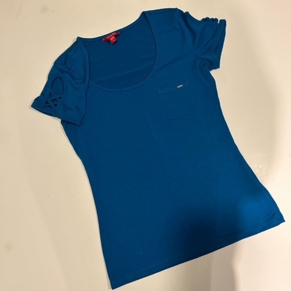 GUESS BLUE SHORT SLEEVE POCKETED TOP WITH KEYHOLE SLEEVE PATTERN SIZE SMALL